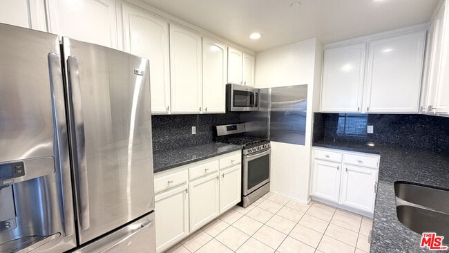 Building Photo - 956 S Wilton Pl