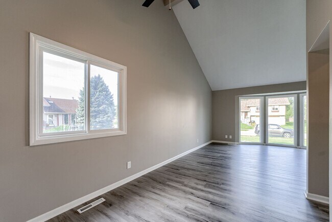 Building Photo - Fresh Updates & Prime Location Near Zorinsky!!