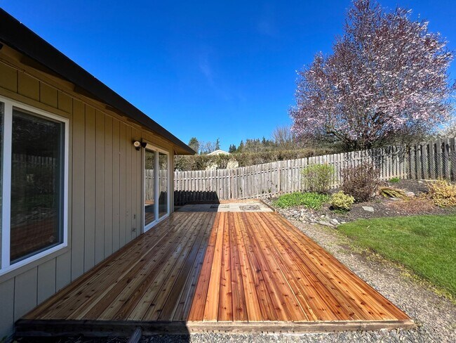 Building Photo - Beautiful 3 Bed 2 Bath House in Happy Valley!! A/C, Additional Living Area, Great for Entertaining!!