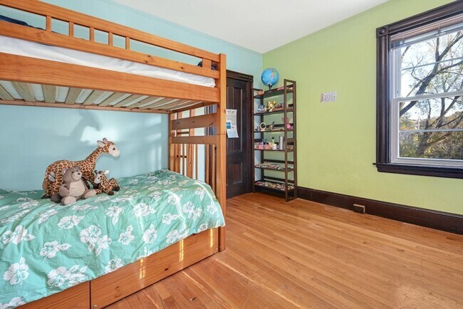 Building Photo - 10 Middle St