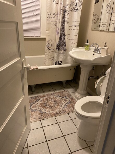 Building Photo - 418 Paris Ave