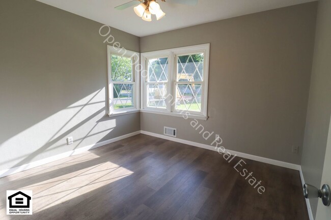 Building Photo - $200 off first months rent! Newly updated ...