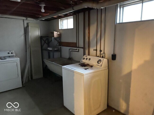 Building Photo - 8065 Hoover Ln