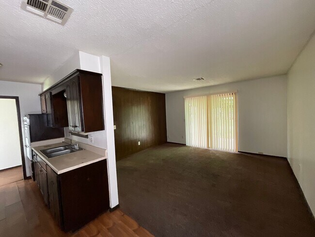 Building Photo - 3 bed, 1 1/2 bath, 2 car garage