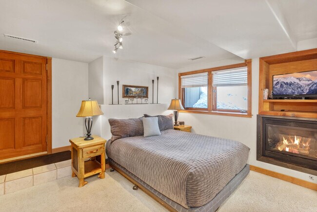 Building Photo - 747 W Pacific Ave