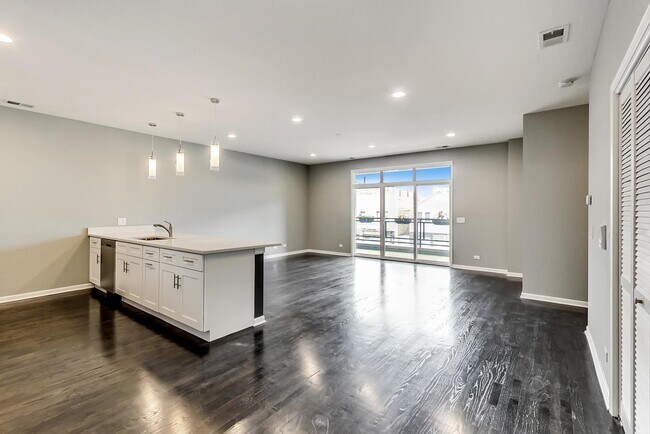 Building Photo - 2910 S Archer Ave