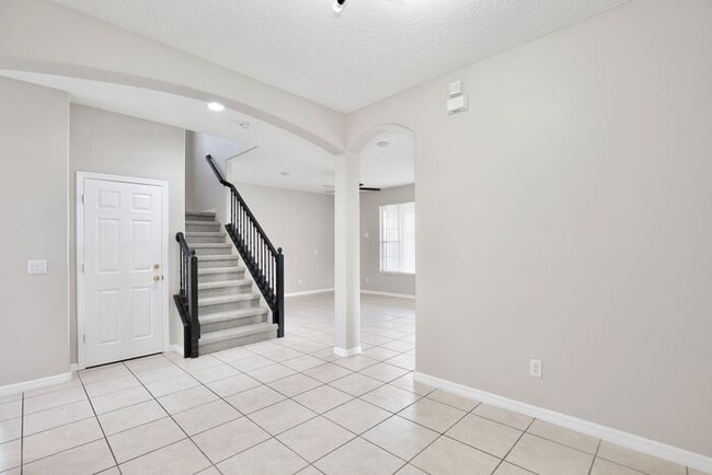 Building Photo - Gorgeous 4/2.5 Home with a 2 Car Garage Lo...