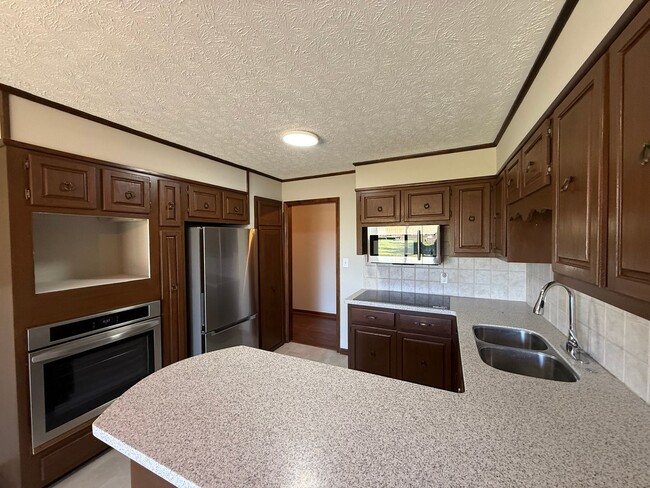 Building Photo - Spacious 3-Bedroom Ranch for Rent in Franklin, KY!