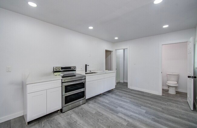 Building Photo - 619 River Plantation Dr