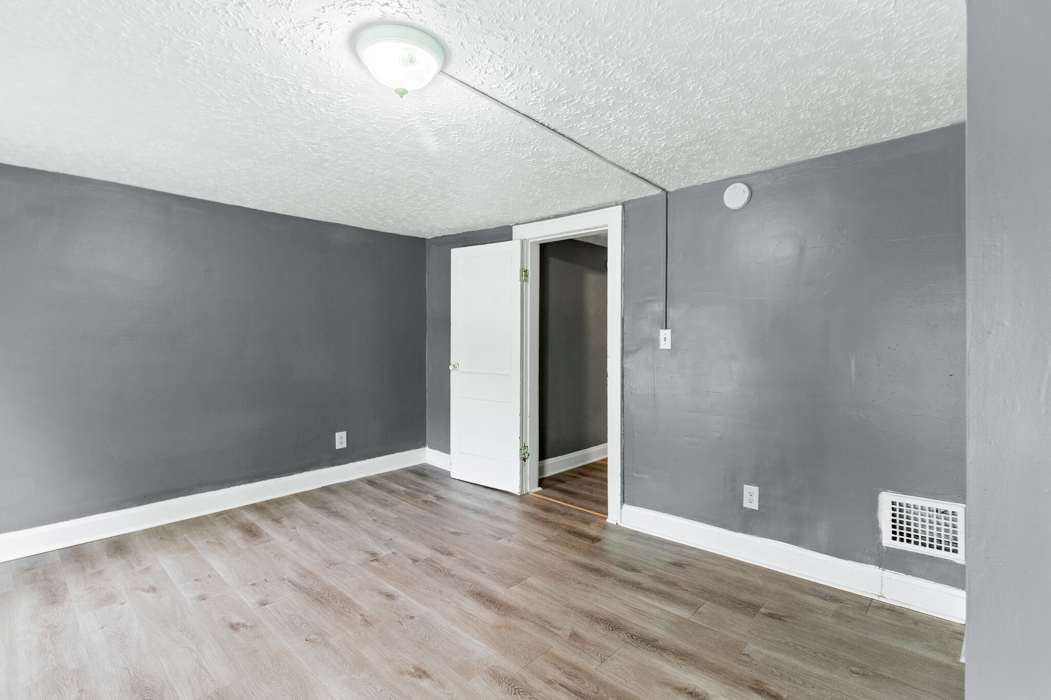 Building Photo - 977 E 17th Ave