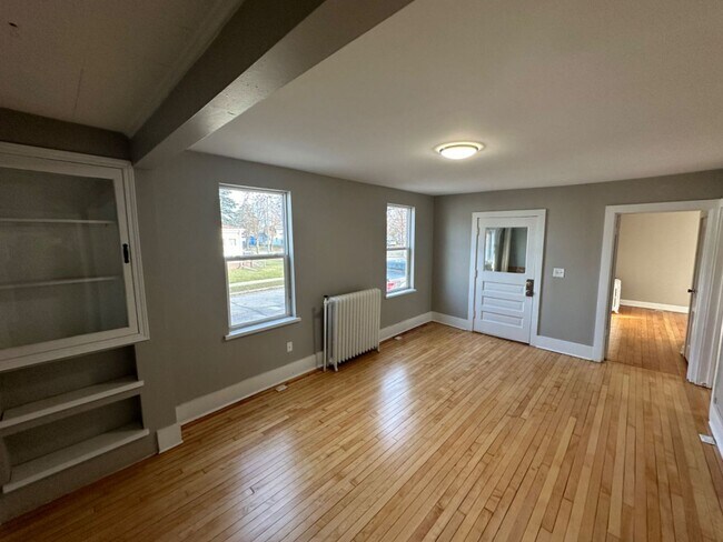 Building Photo - 3 Bedroom Duplex