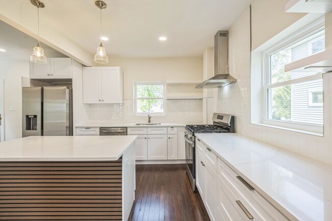 Building Photo - 725 Belmont Ave