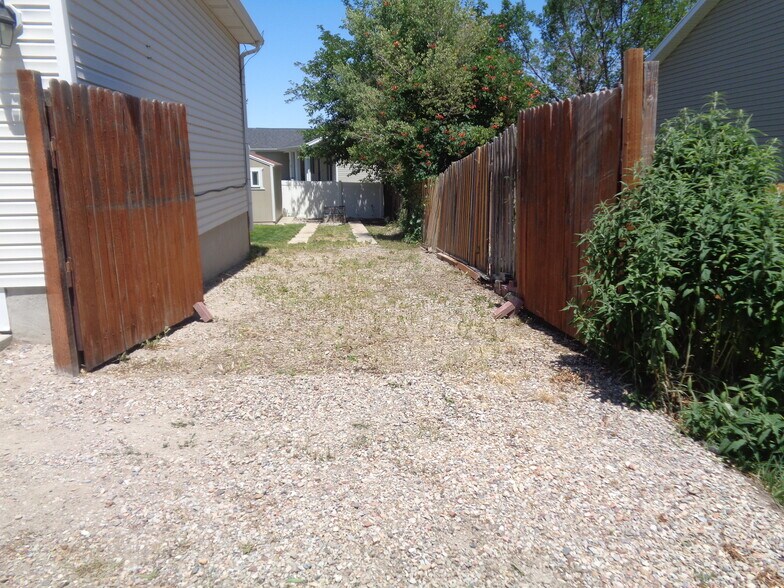 Building Photo - 8816 W Florence Dr