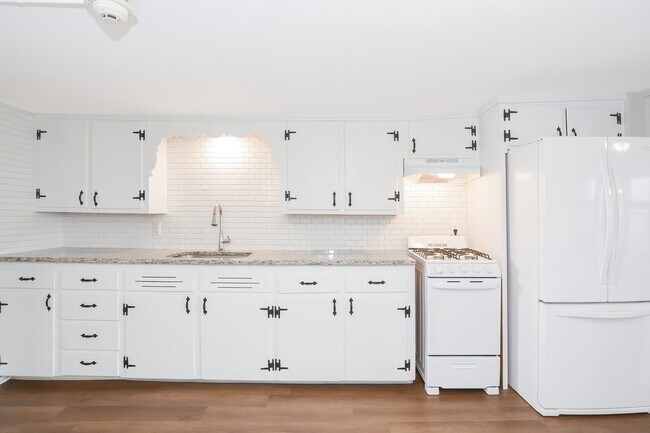 Building Photo - 39 Bourne St