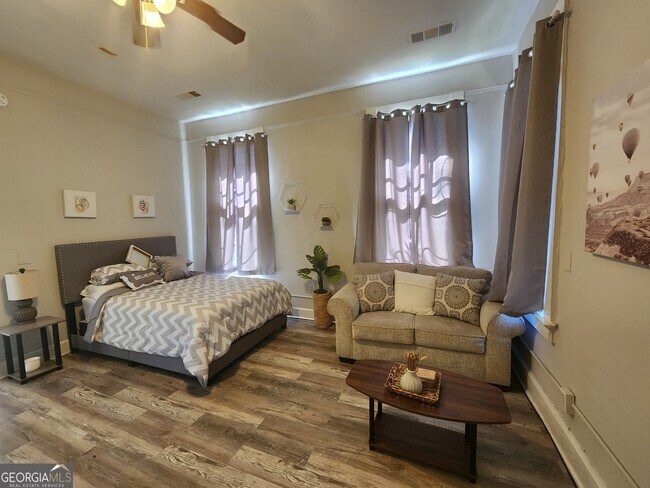 Building Photo - 917 Oakview Ave