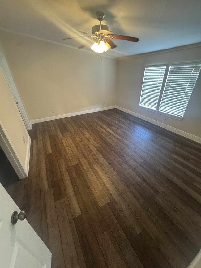 Building Photo - 2816 E Lake Rd