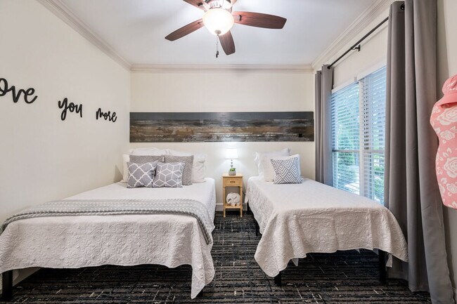 Building Photo - 29 Dean Rd SE