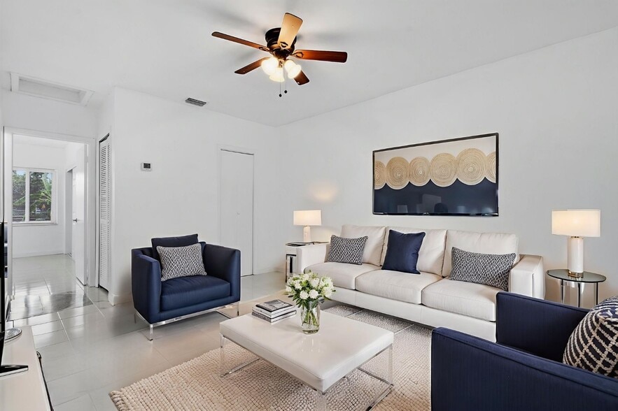 Building Photo - 934 E 22nd St