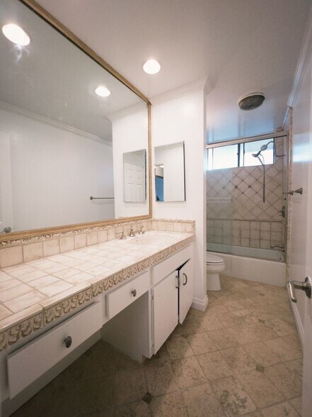 Building Photo - 1236 Wellesley Ave