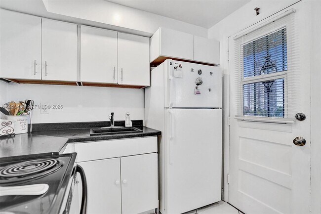 Building Photo - 2999 Point E Dr