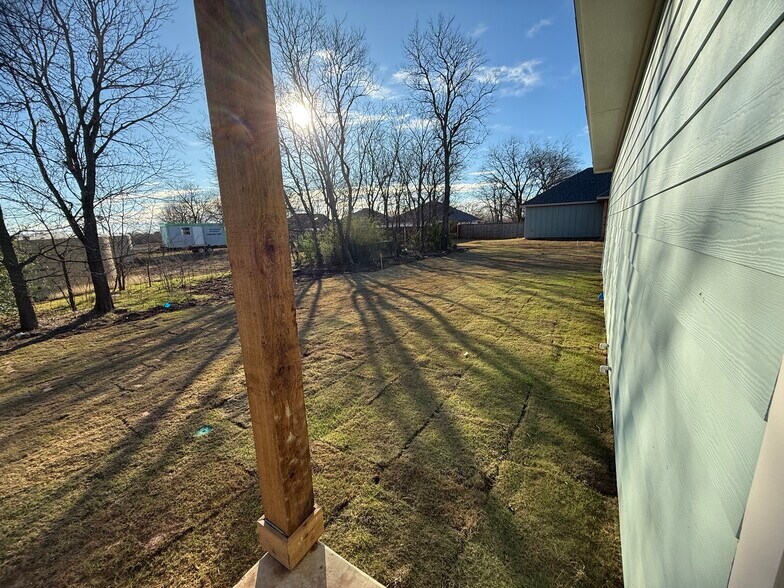 Building Photo - 207 Railroad Ave