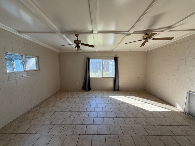 Building Photo - Single story in the heart of Modesto!