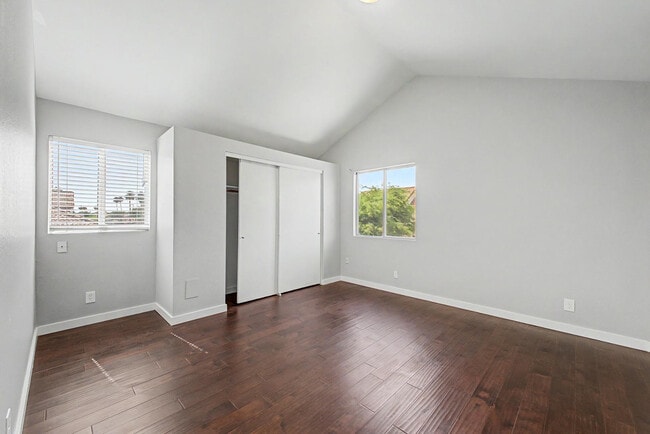 Building Photo - 1006 S Tiago Dr