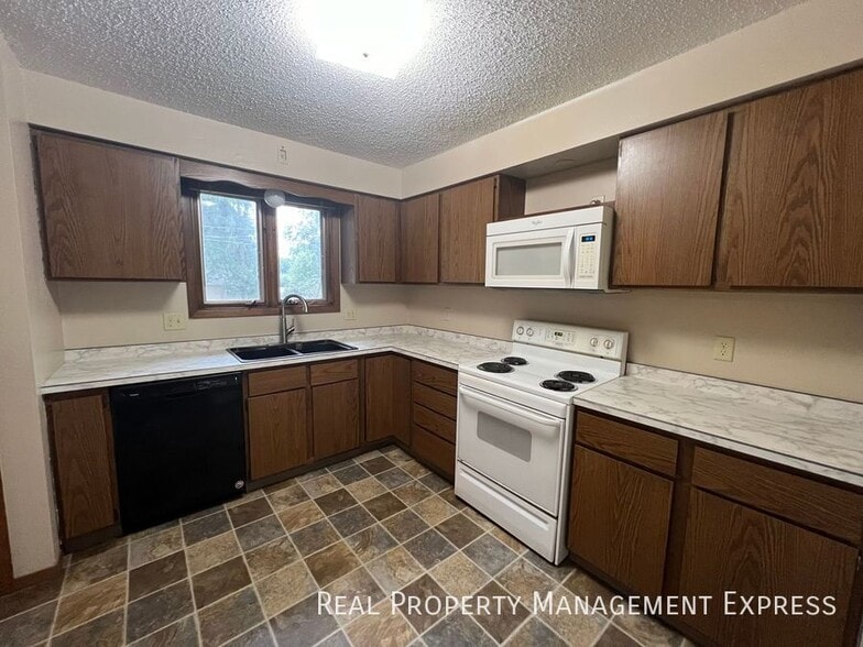 Primary Photo - 3 Bedroom 2.5 Bathroom side-by-side duplex...