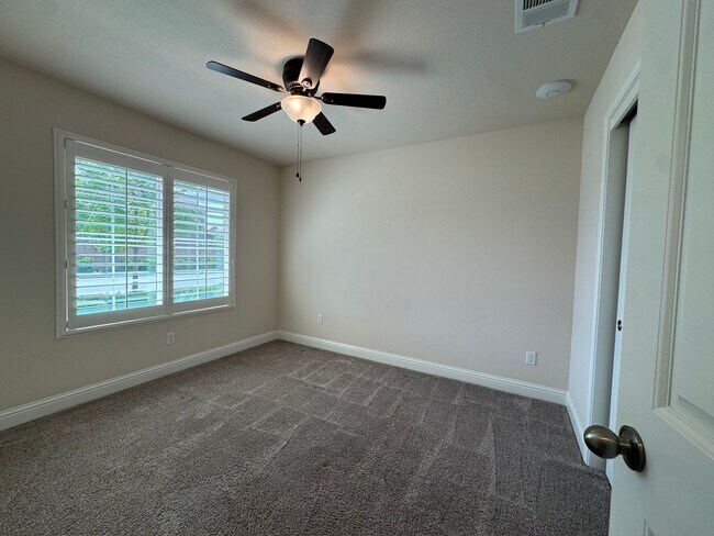 Building Photo - 391 Maclure Ave