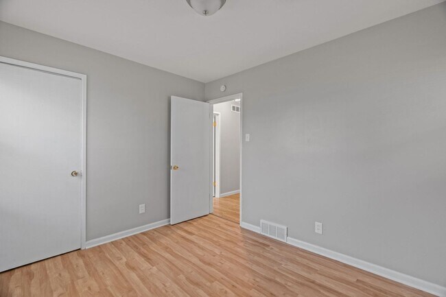 Building Photo - 3-Bedroom, 1-Bath Single-Family Home, BIG backyard!