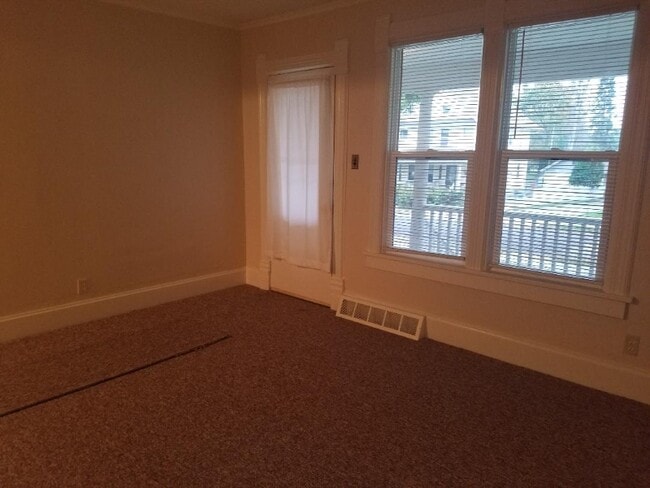 Building Photo - 522 W Maple Ave