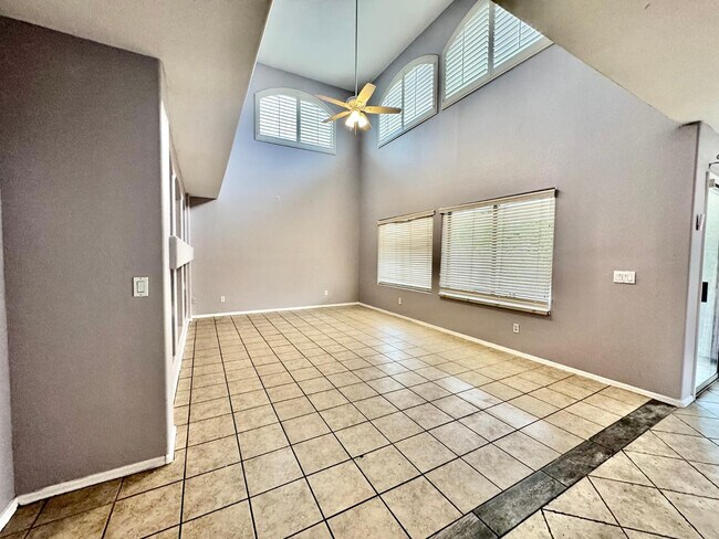 Building Photo - 10502 W Edgemont Dr