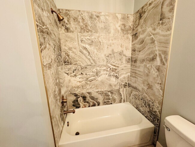 Building Photo - RATE DROP ALERT! (was $2600/month)