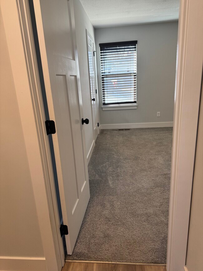 Building Photo - Oak Grove