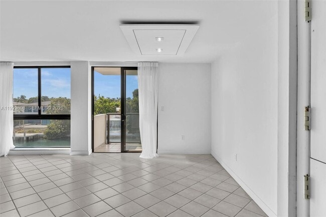 Building Photo - 9800 W Bay Harbor Dr