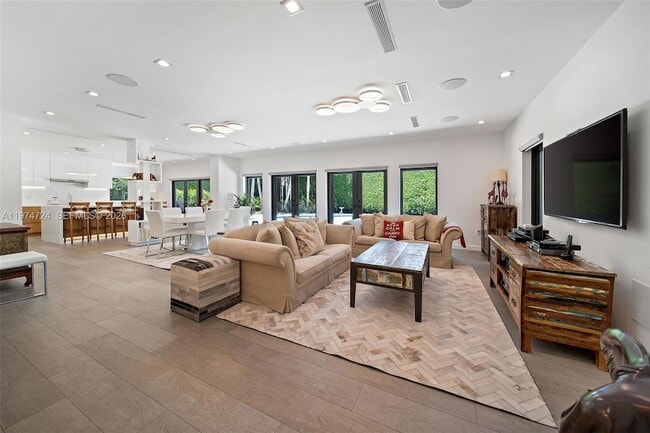 Building Photo - 1117 Alfonso Ave