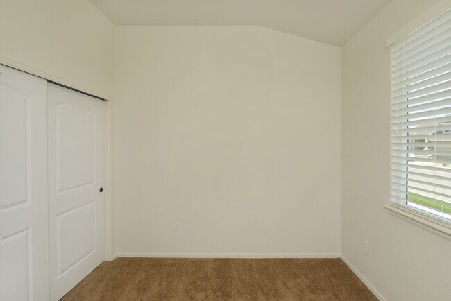 Building Photo - 3 Bedroom 2 Bath Ranch-Style Home