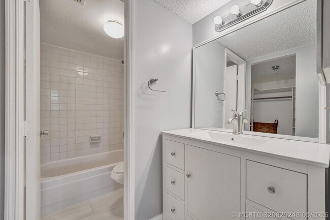 Building Photo - 9470 Poinciana Pl