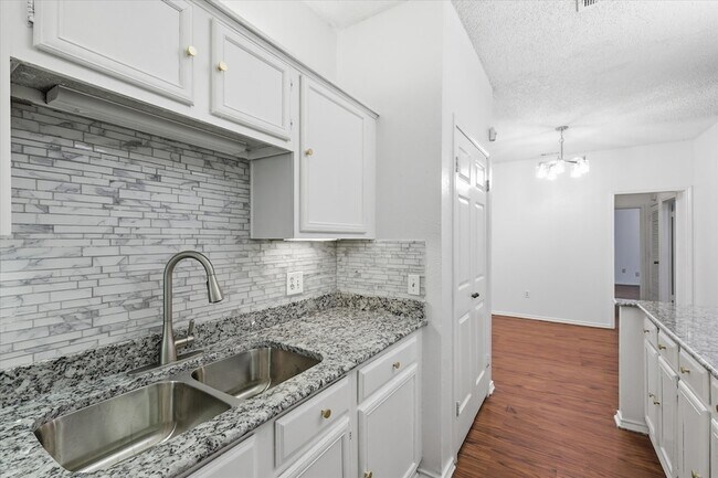 Building Photo - 9600 Royal Ln