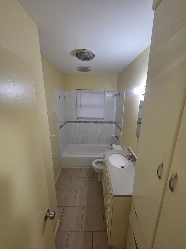 Building Photo - 4 bedroom 1.5 bathroom house!  HOUSING ACCEPTED!