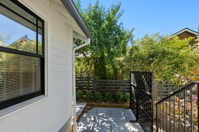 Building Photo - 2Bd/1Ba Seattle Duplex