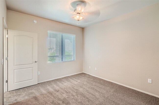 Building Photo - Move-In Special - 2bed/2bath Foothills Rio...
