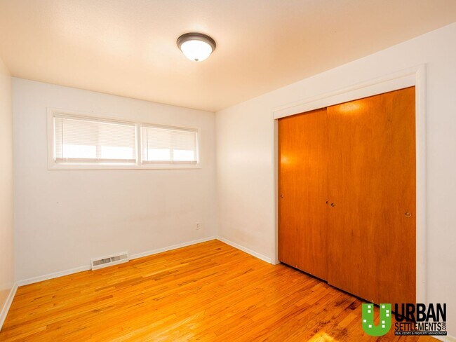 Building Photo - Charming 3+ Bedroom Home in the Coveted Co...