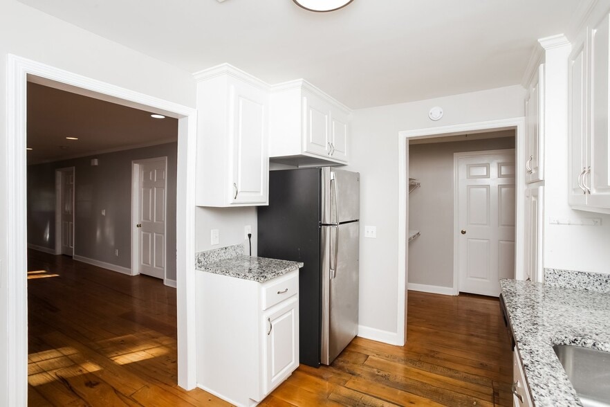 Building Photo - 1508 Hilton St