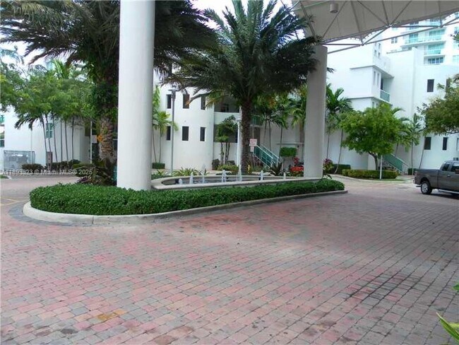 Building Photo - 7900 Harbor Island Dr