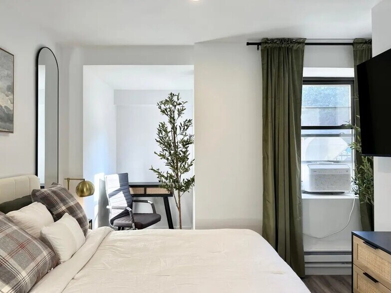Building Photo - Furnished room/NOT APARTMENT