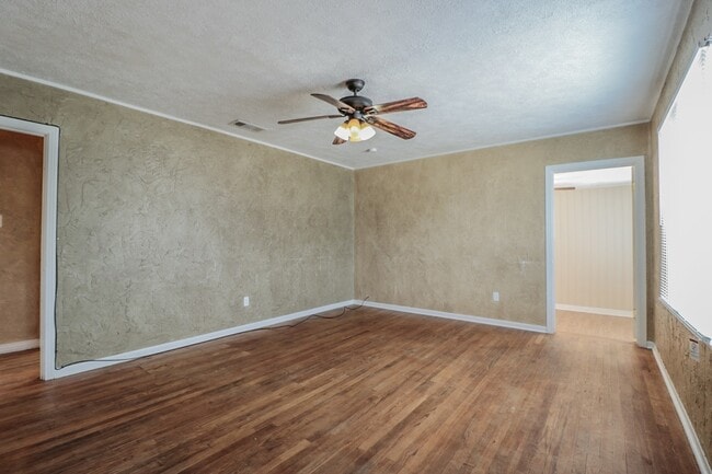 Building Photo - Cute 3/2 Central Lubbock close to University