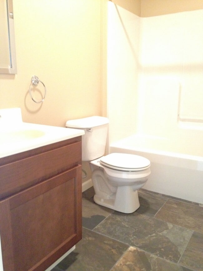 Building Photo - 494 Mill St