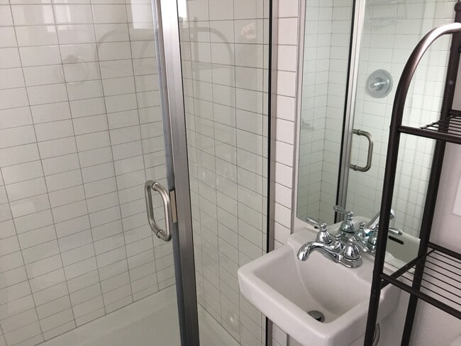 Building Photo - 3-Bedroom Townhome Near Roosevelt Lightrai...