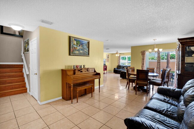 Building Photo - 3331 Commodore Ct